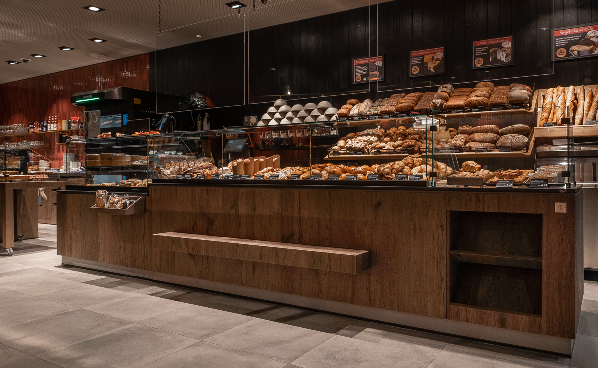 Brot- und Backwarenauslage in der Kaisers Gute Backstube Filiale Gundelfingen kaiserlich